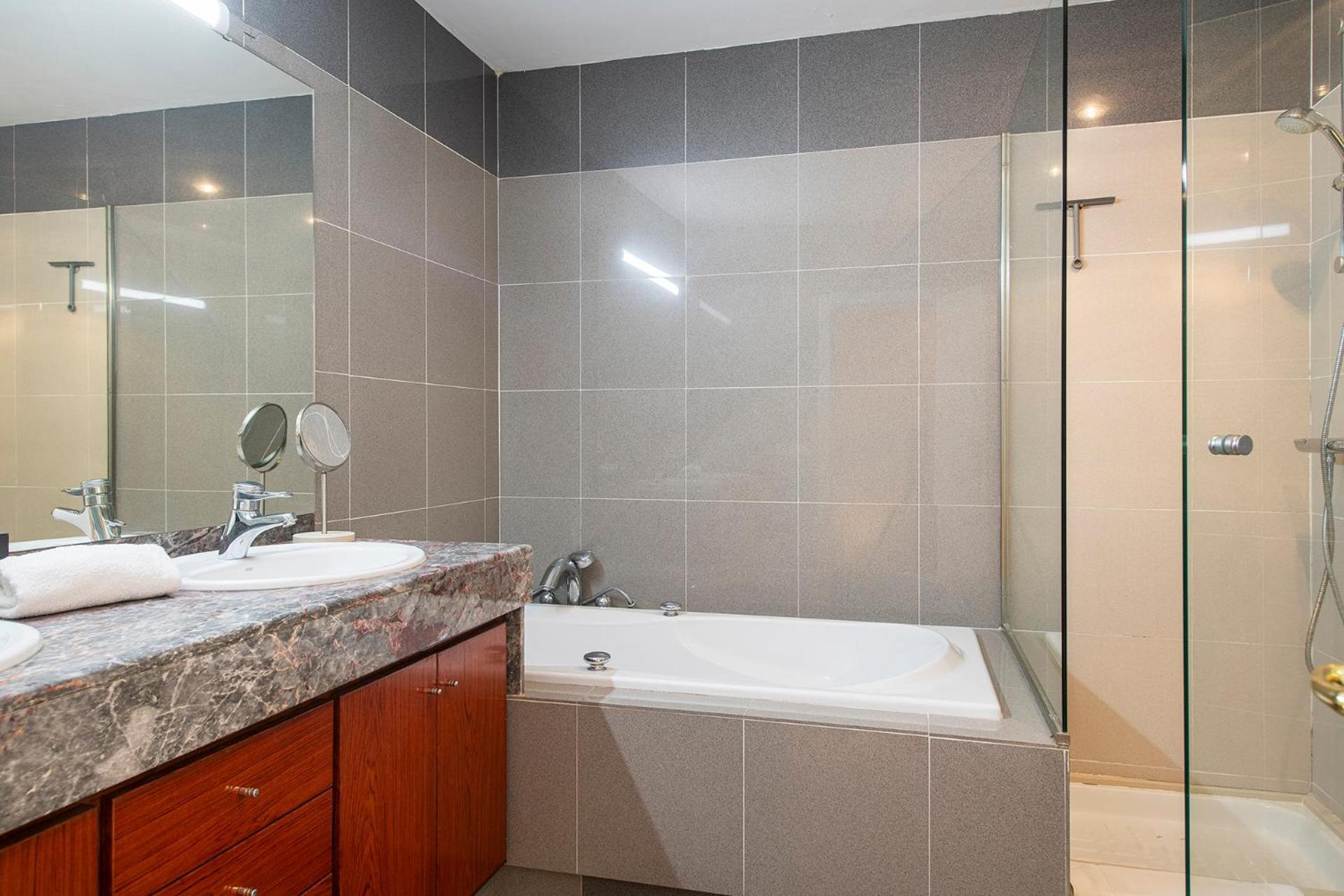 Sleep & Stay Luxury Top Floor Apt With Terrace خيرونا المظهر الخارجي الصورة